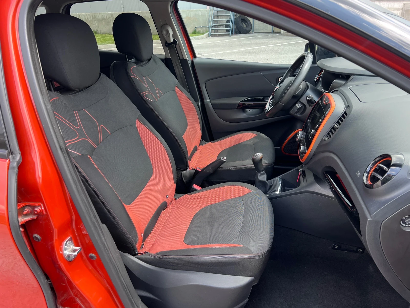 Renault Captur 1.5 DCI, снимка 10 - Автомобили и джипове - 54236074