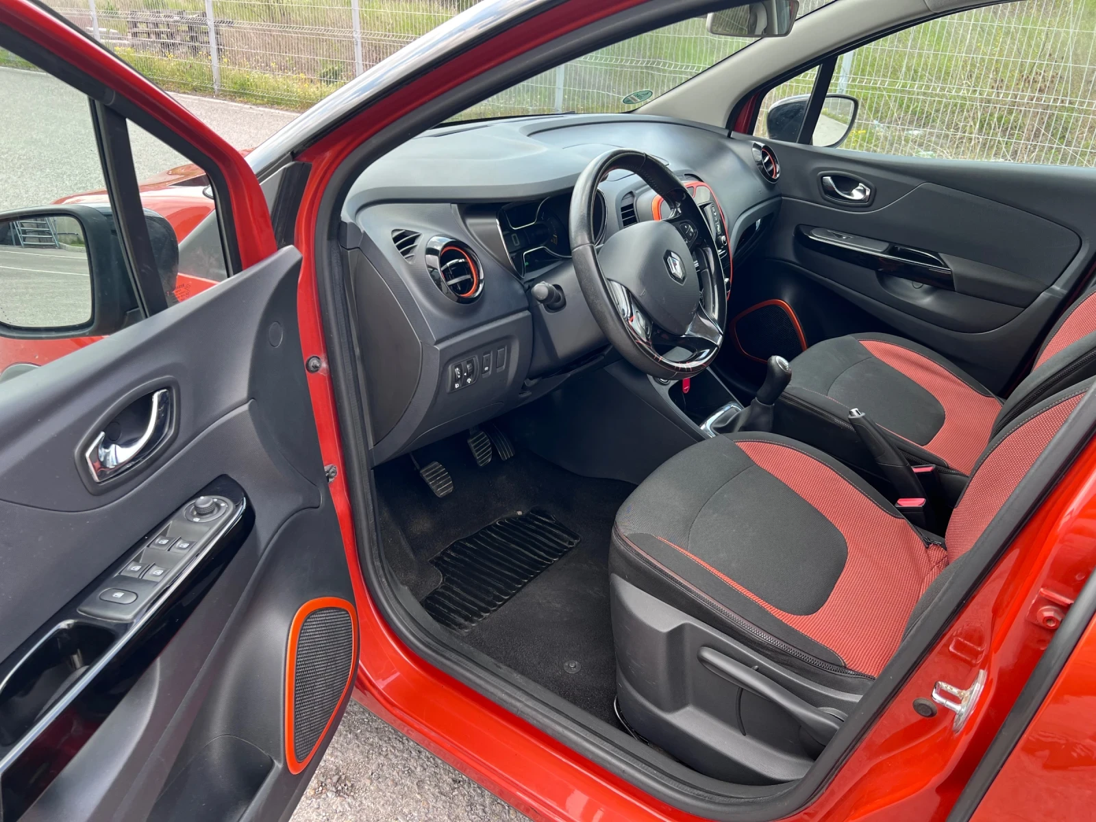 Renault Captur 1.5 DCI, снимка 8 - Автомобили и джипове - 54236074