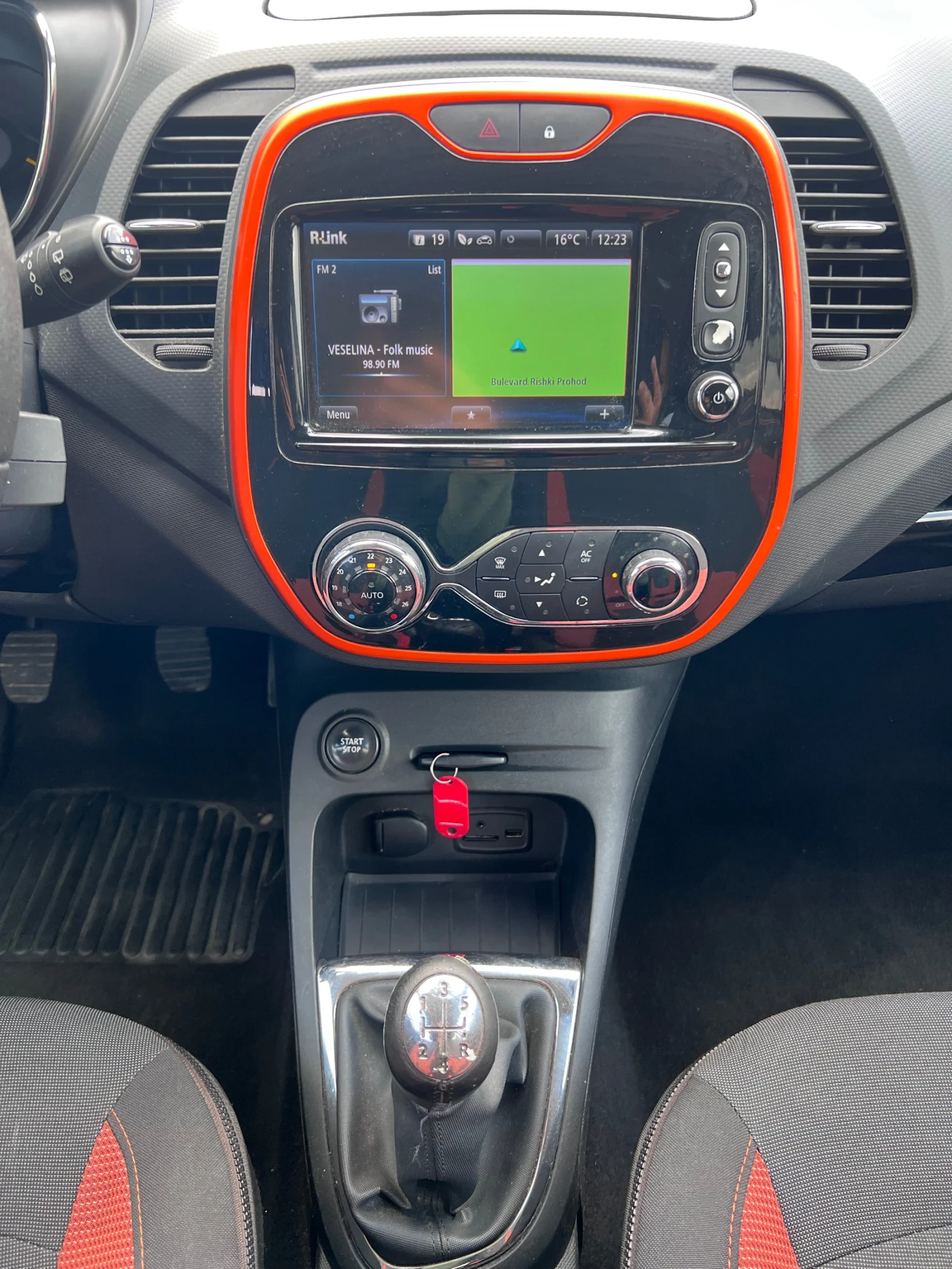 Renault Captur 1.5 DCI, снимка 12 - Автомобили и джипове - 54236074