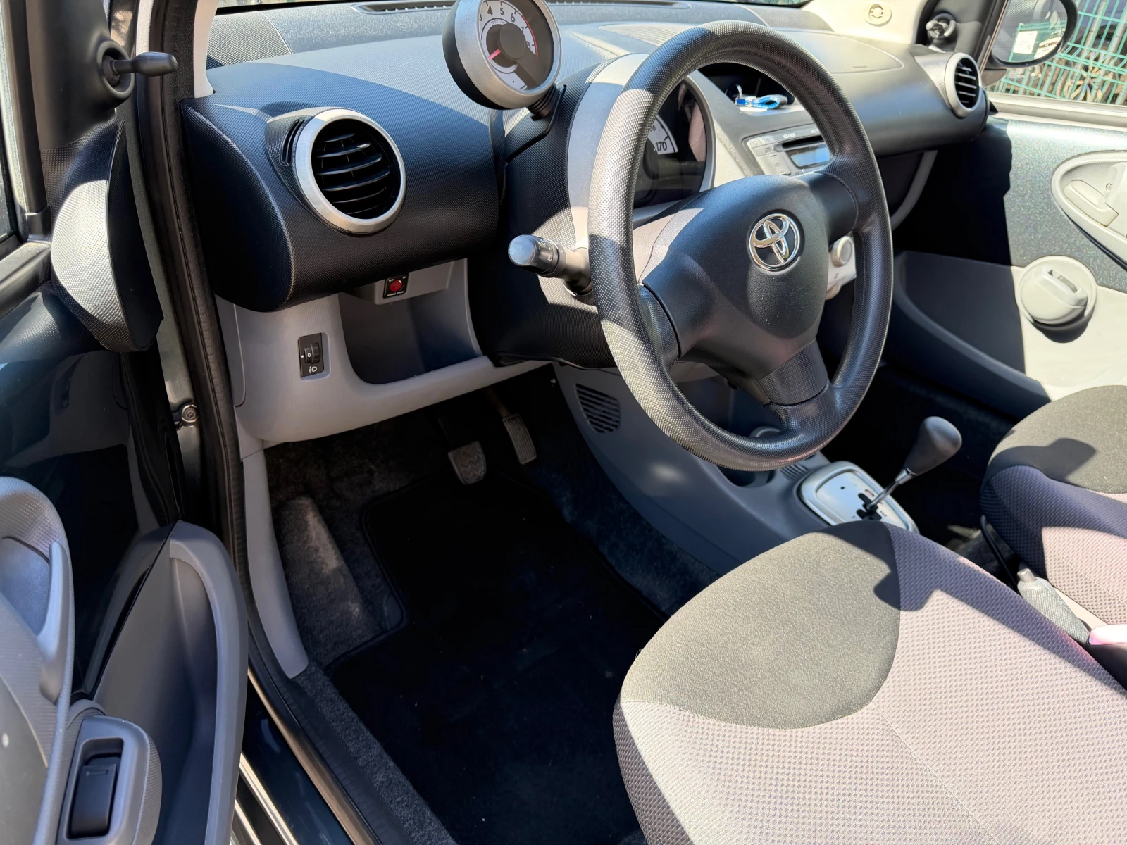 Toyota Aygo 1.0i Автомат., снимка 8 - Автомобили и джипове - 56356851