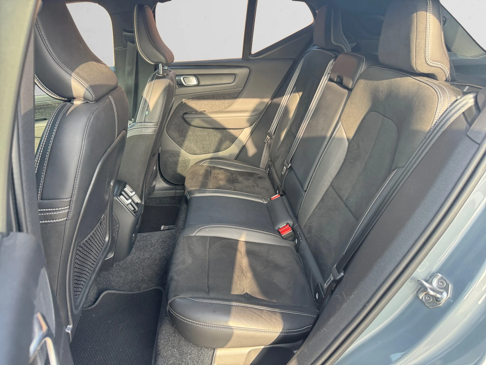 Volvo XC40 EV, снимка 16 - Автомобили и джипове - 54005134