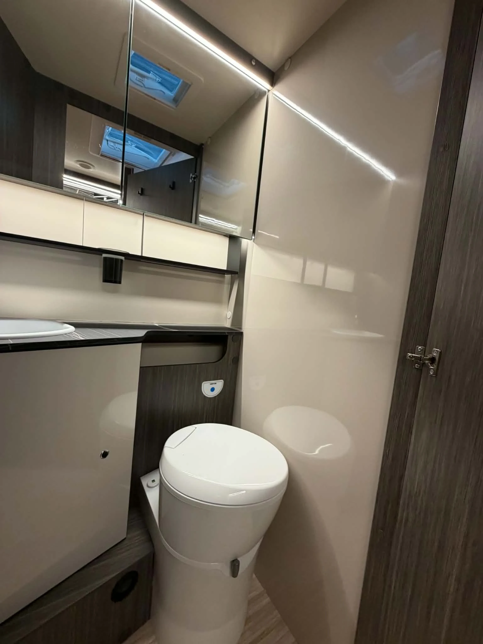 Кемпер McLouis Nevis 881 2026 FULL LED, снимка 5 - Каравани и кемпери - 54918797