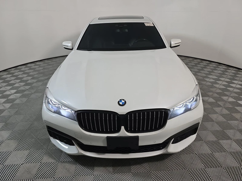 BMW 740 M SPORT LINE* Harmon Kardon* HeadUP* Камери* , снимка 2 - Автомобили и джипове - 47900187