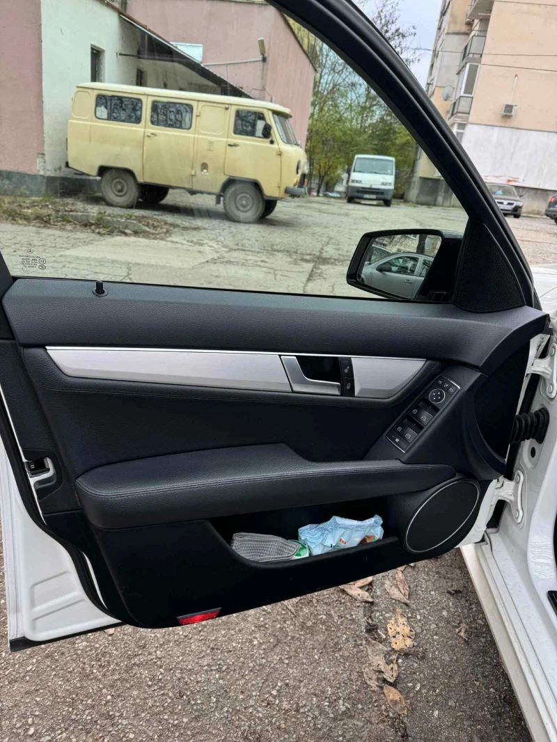 Mercedes-Benz C 250 4 Matic * Carplay * Сменена верига, снимка 12 - Автомобили и джипове - 52548421