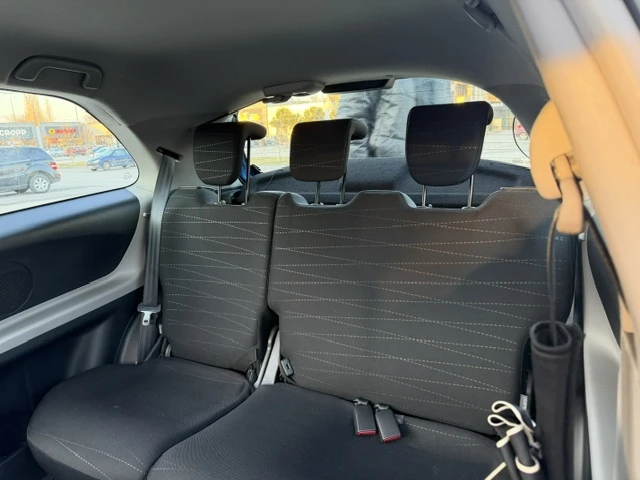 Toyota Yaris 1.3, 87кс, снимка 10 - Автомобили и джипове - 53586694