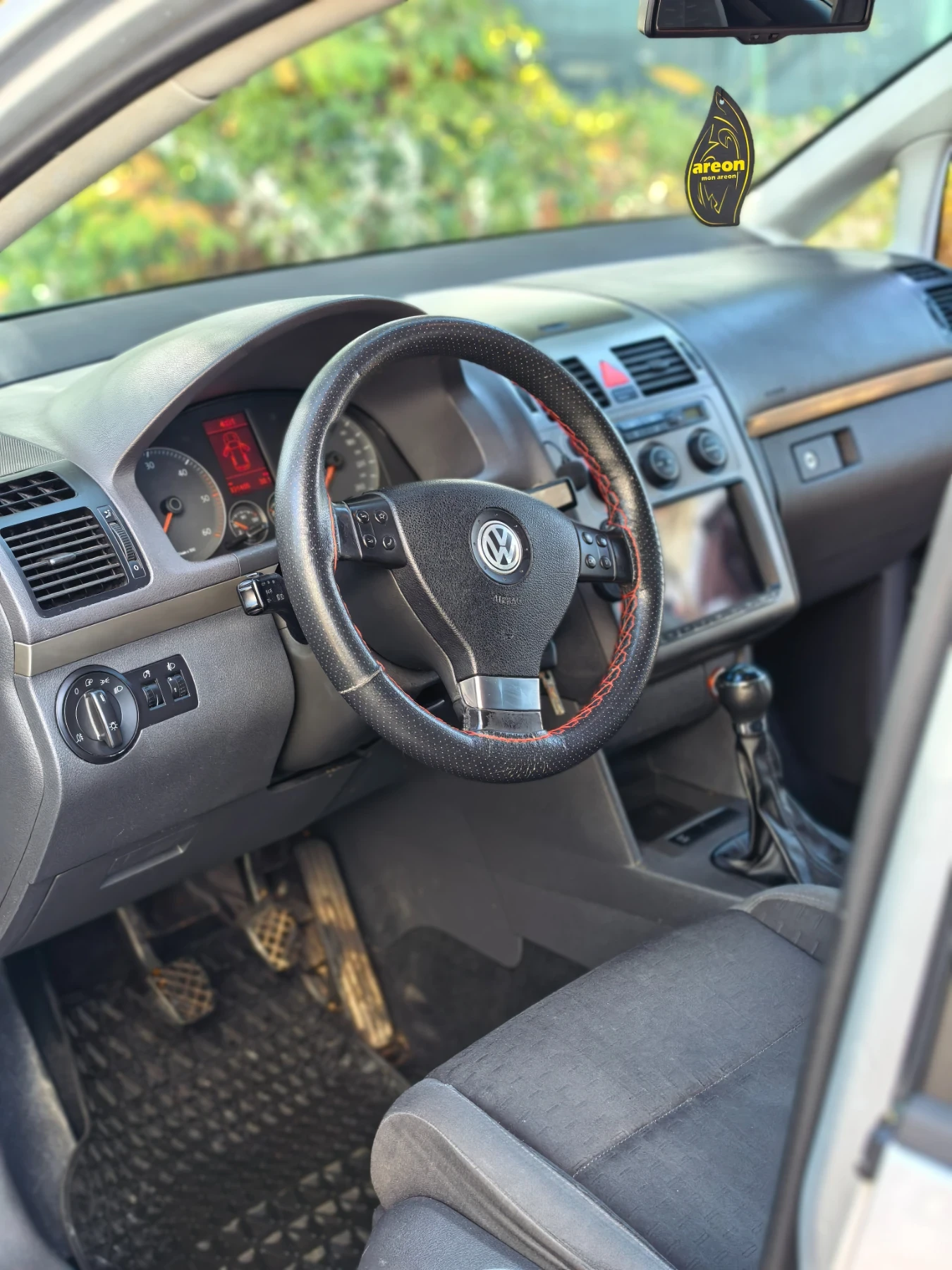 VW Touran 1.9 TDI 105 кс, снимка 17 - Автомобили и джипове - 56605489