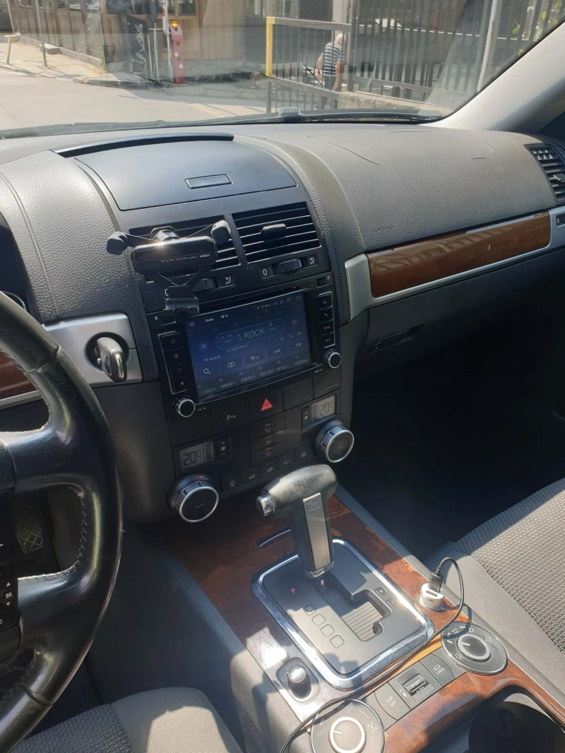 VW Touareg ПЪРВИ СОБСТВЕНИК, снимка 7 - Автомобили и джипове - 52751536