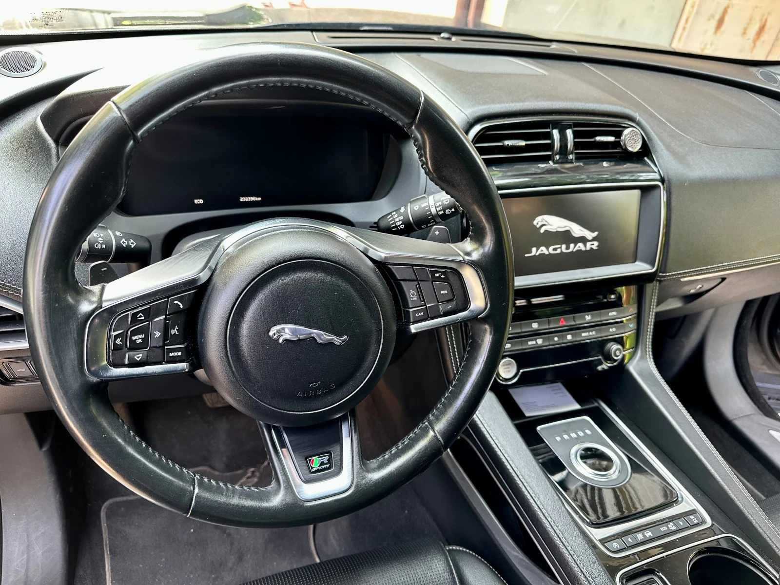 Jaguar F-PACE 2.0D AWD R-Sport - изображение 6