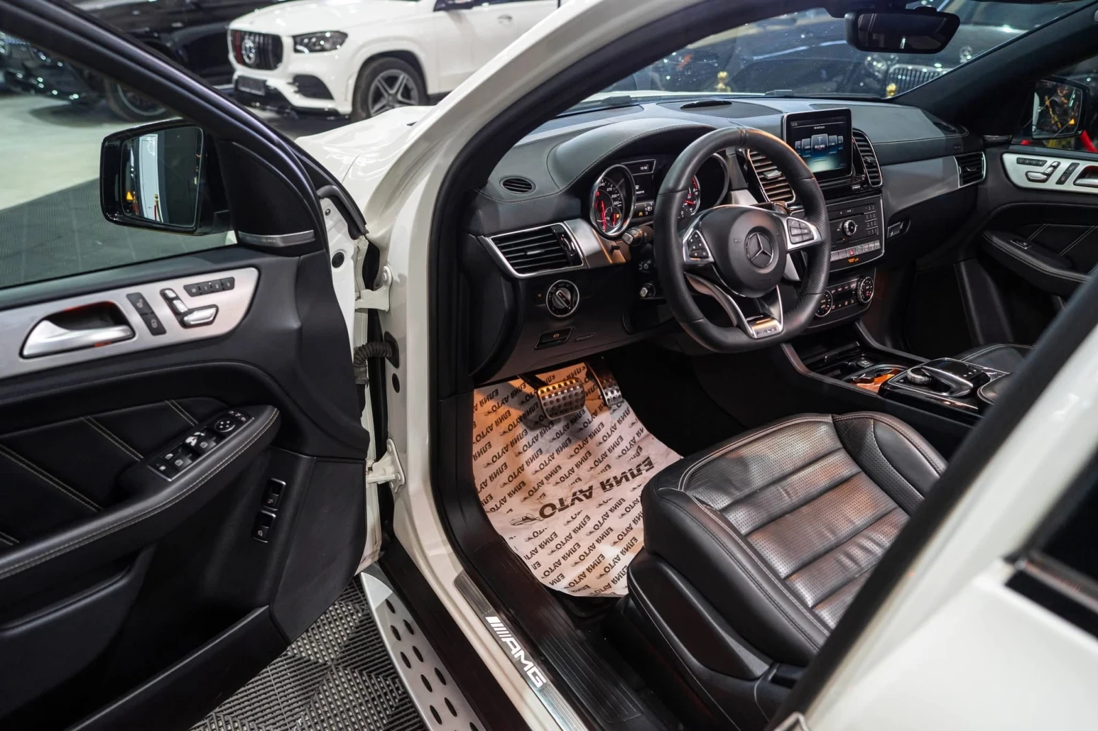 Mercedes-Benz GLE 63 S AMG V8 BITURBO LED DESIGNO ПАНО H&K ЛИЗИНГ 100%, снимка 11 - Автомобили и джипове - 53862510