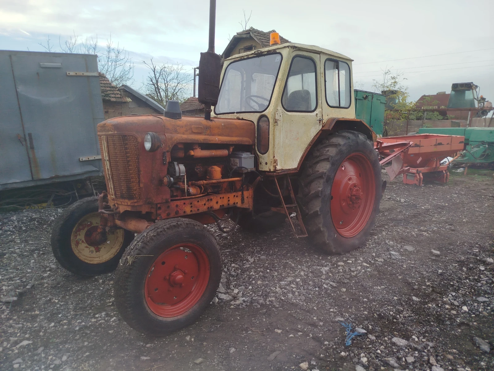 Трактор ЮМЗ с плуг , снимка 1