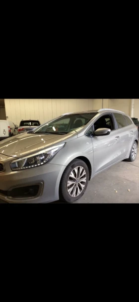 Kia Ceed 1.6CRDi/110КС/Нави/Реални Километри, снимка 2