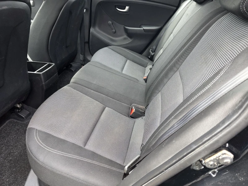 Hyundai I30 1.4 I ;LED светлини, снимка 15 - Автомобили и джипове - 52307378