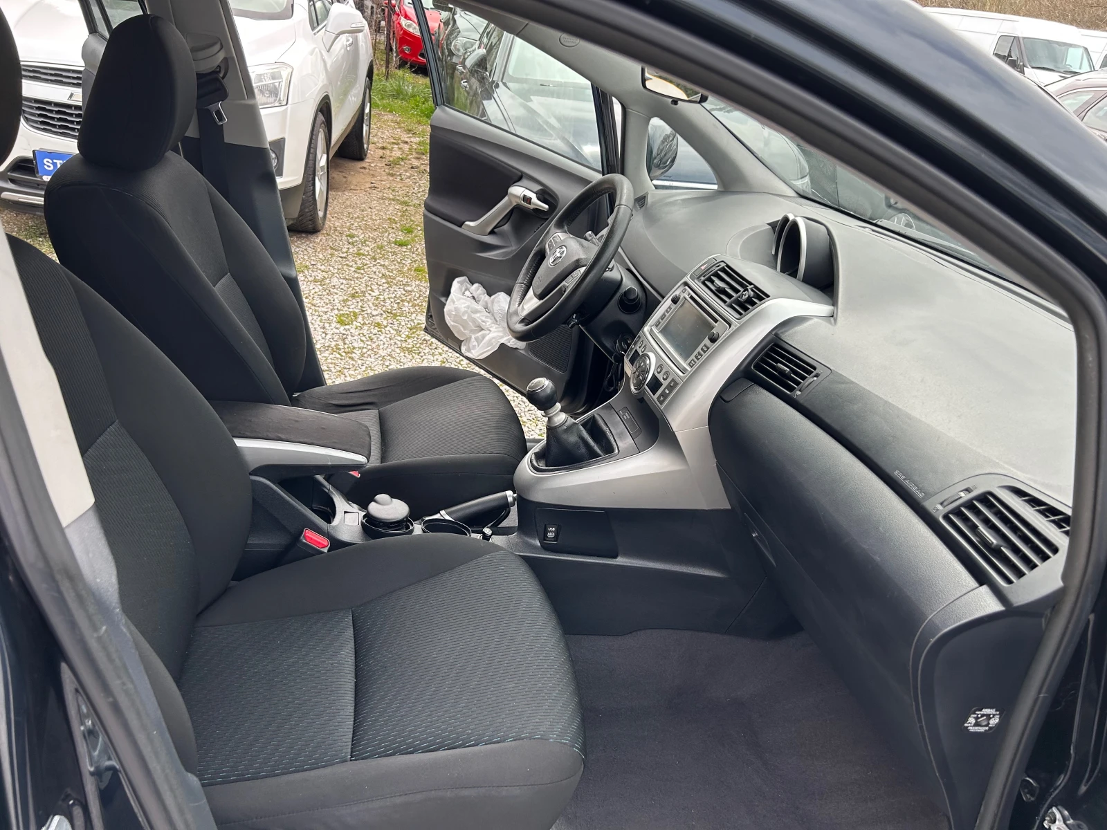 Toyota Verso 2.0D4D EURO5B 7M, снимка 14 - Автомобили и джипове - 54208520