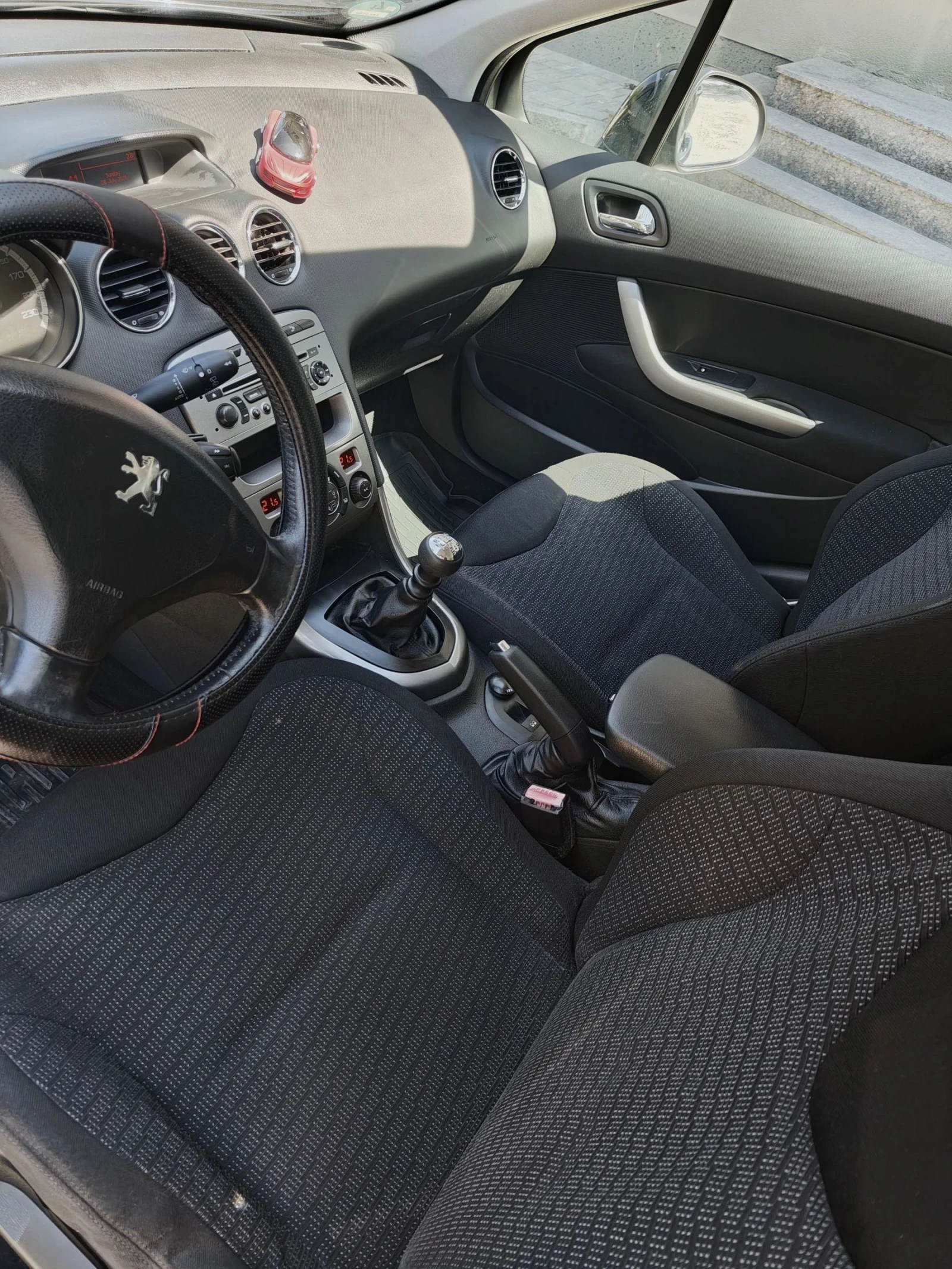 Peugeot 308 308 SW 1.6 HDi 109 к.с., панорамен покрив, снимка 15 - Автомобили и джипове - 55423009
