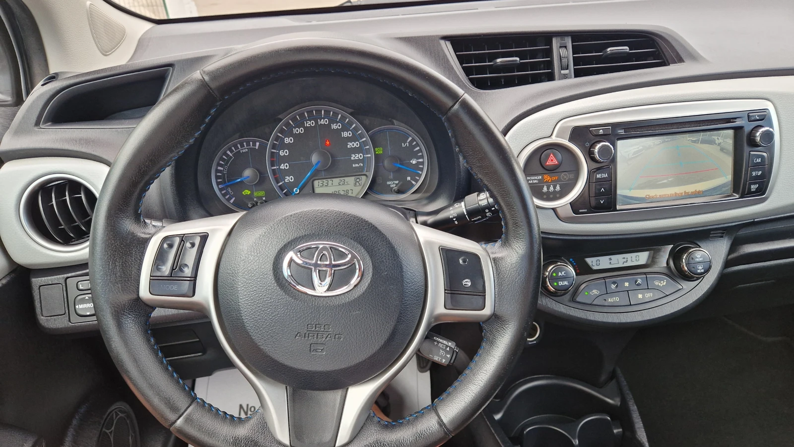 Toyota Yaris 1.5 Hybrid, снимка 11 - Автомобили и джипове - 55498449