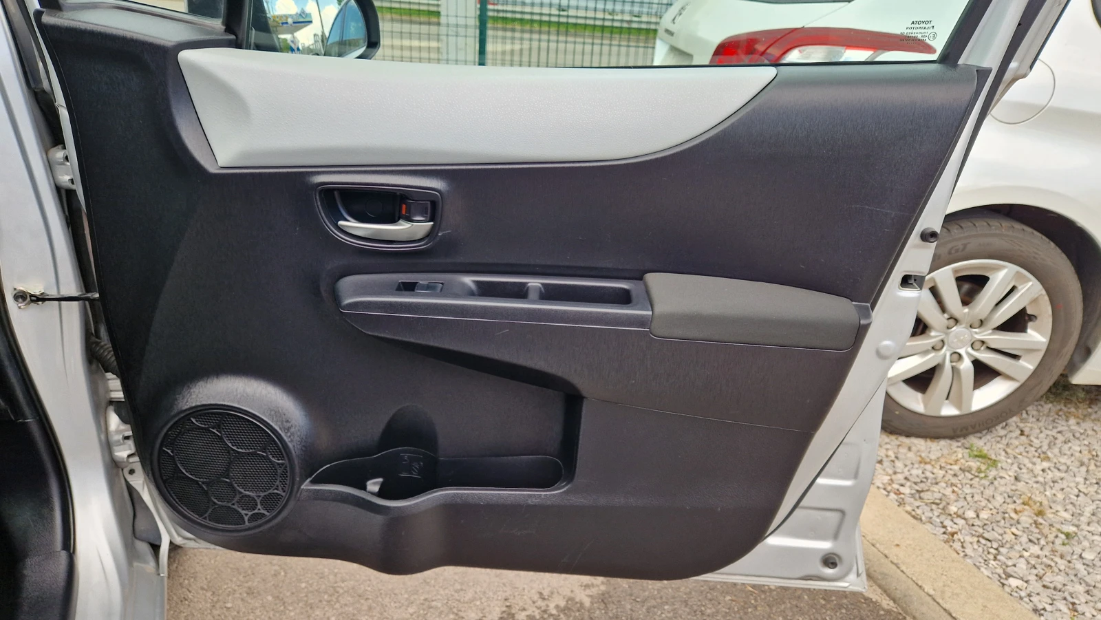 Toyota Yaris 1.5 Hybrid, снимка 13 - Автомобили и джипове - 55498449