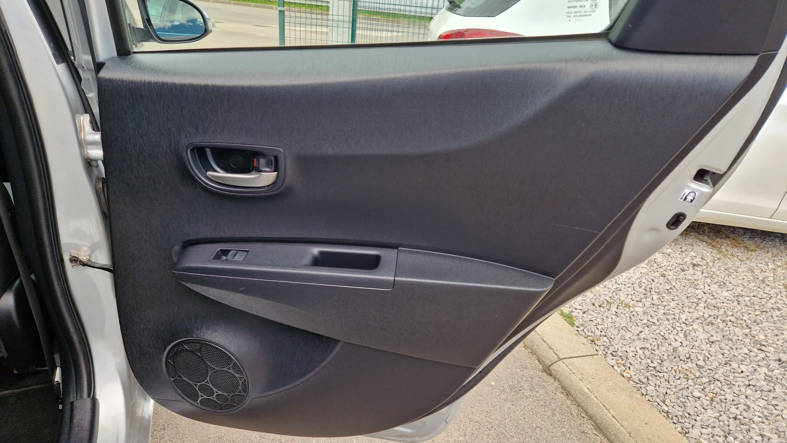 Toyota Yaris 1.5 Hybrid, снимка 15 - Автомобили и джипове - 55498449