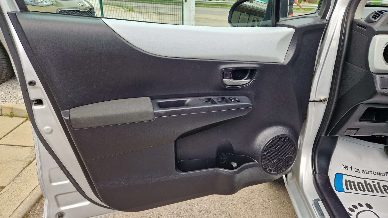 Toyota Yaris 1.5 Hybrid, снимка 12 - Автомобили и джипове - 55498449