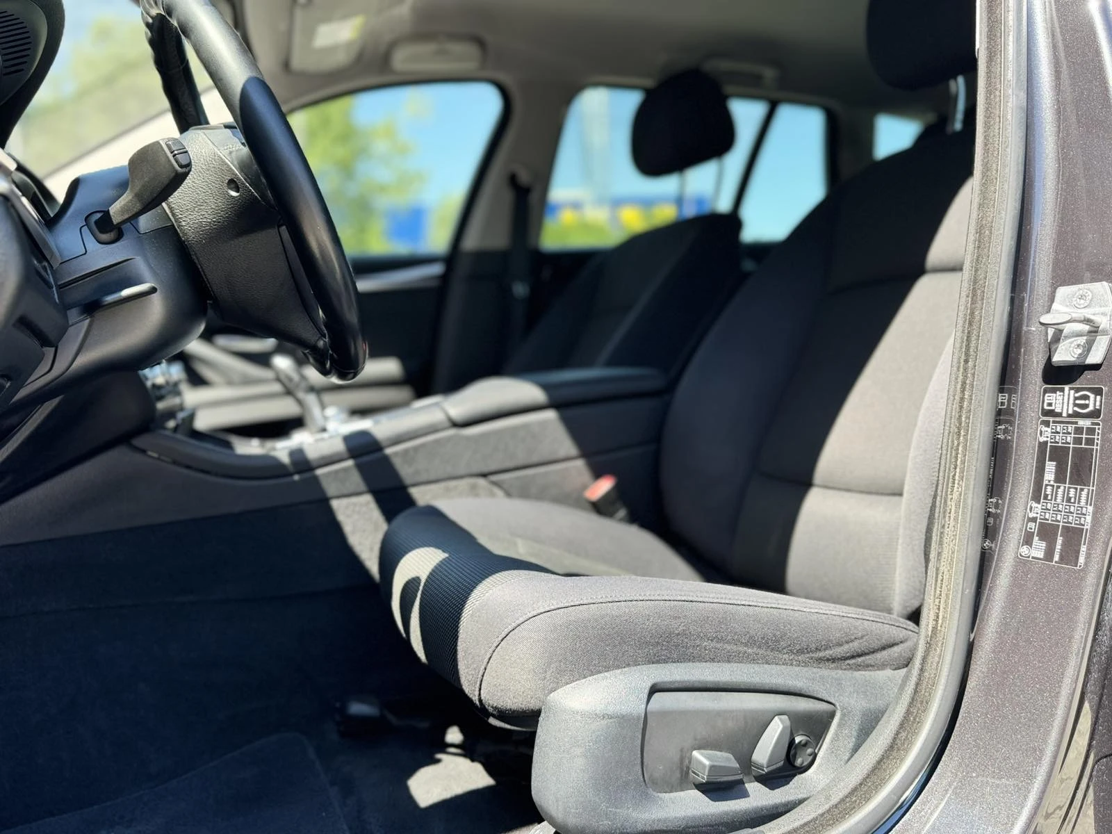 BMW 520 Auto/Navi/HeadUP/Xenon/Multy/Full Service BMW!!!, снимка 11 - Автомобили и джипове - 55568086