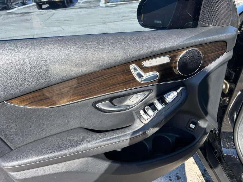 Mercedes-Benz GLC * 300 AWD | Premium Luxury SUV * CARFAX * ЦЕНА ДО , снимка 11 - Автомобили и джипове - 53866519