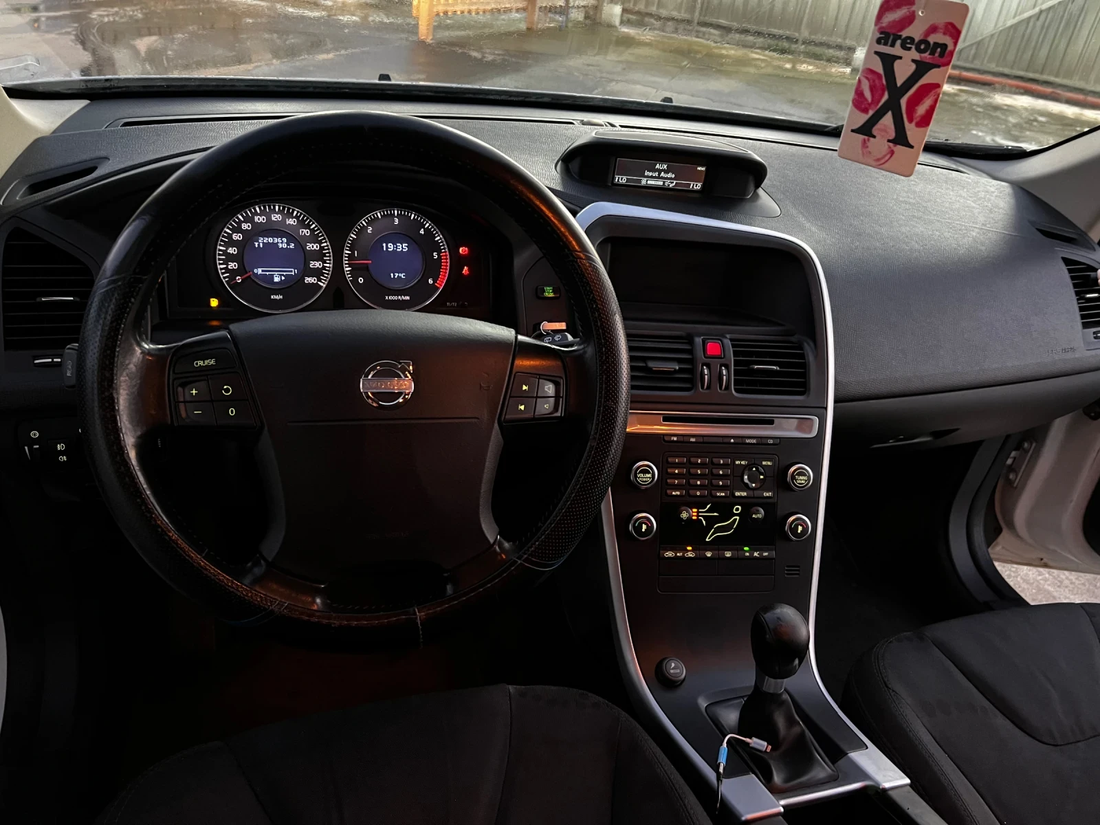 Volvo XC60 2.4D 4x4, снимка 9 - Автомобили и джипове - 56487591