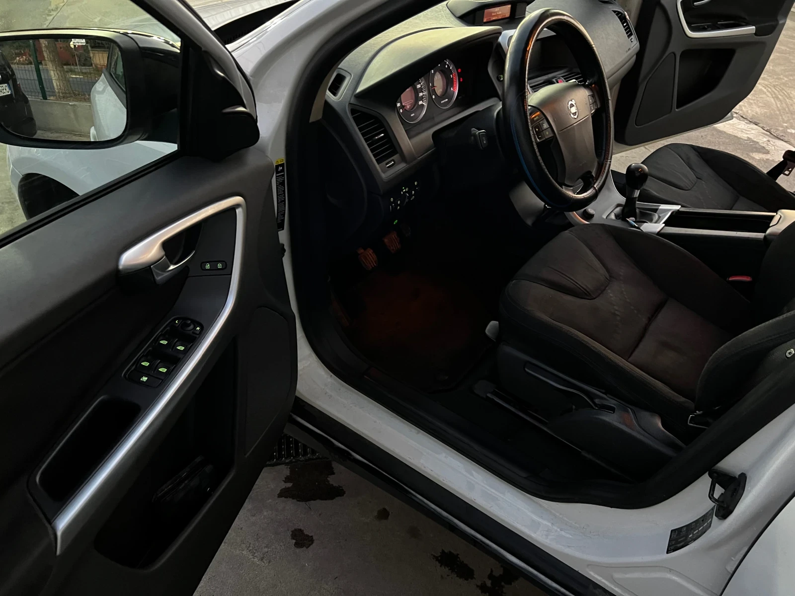 Volvo XC60 2.4D 4x4, снимка 10 - Автомобили и джипове - 56487591