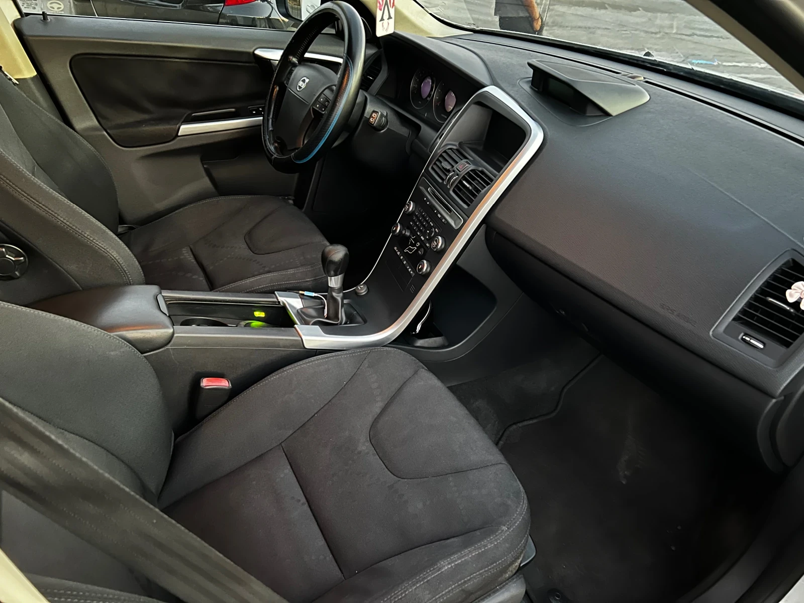 Volvo XC60 2.4D 4x4, снимка 8 - Автомобили и джипове - 56487591