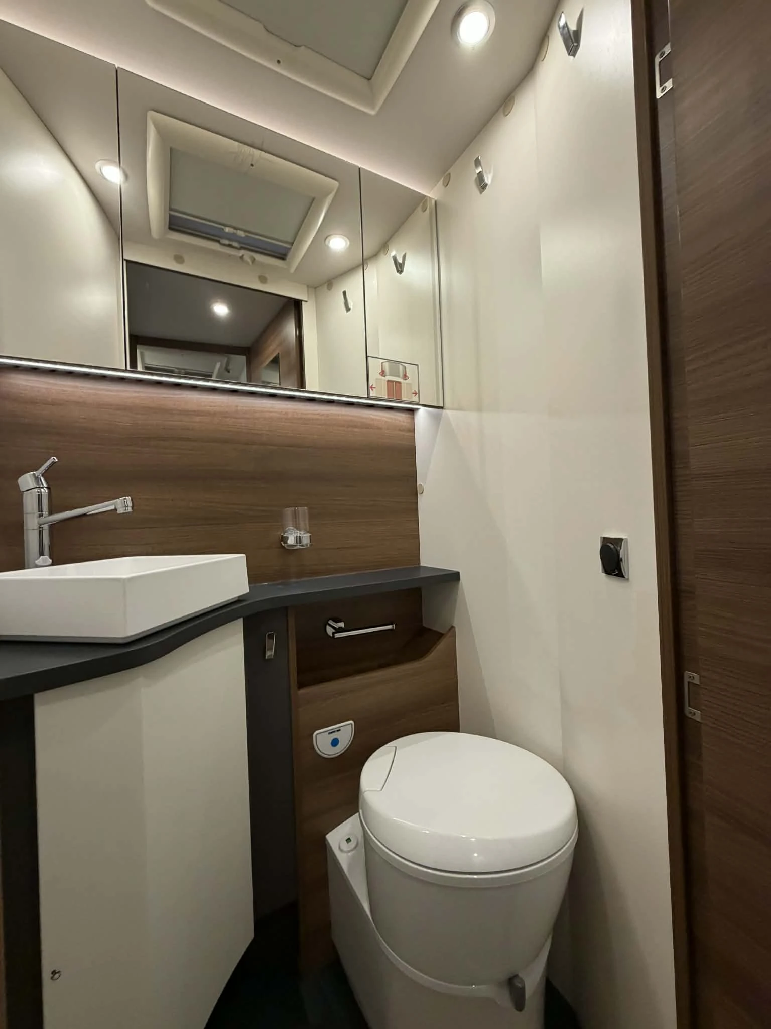 Кемпер Rapido 180к.с. АТ8 2026 FULL ТЕГЛИЧ 65Years лимитиран, снимка 15 - Каравани и кемпери - 53725936