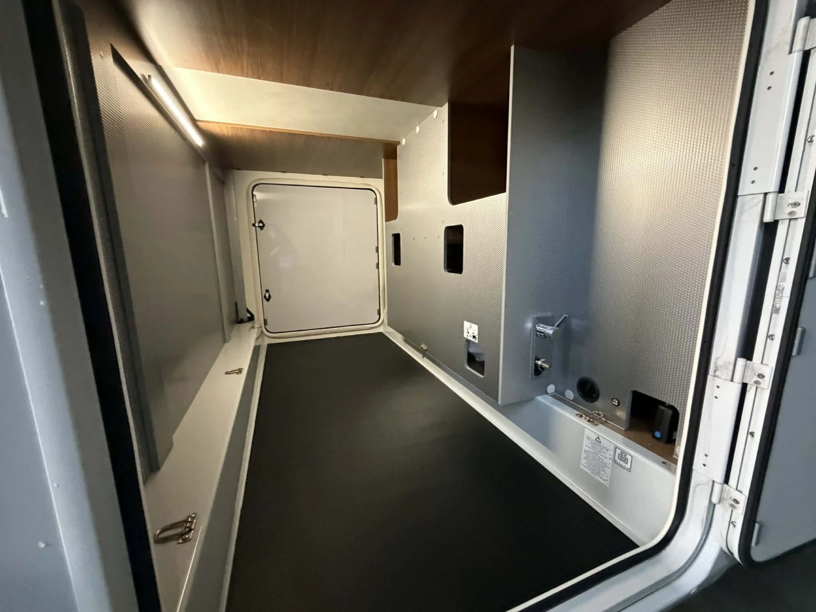 Кемпер Rapido 180к.с. АТ8 2026 FULL ТЕГЛИЧ 65Years лимитиран, снимка 14 - Каравани и кемпери - 53725936