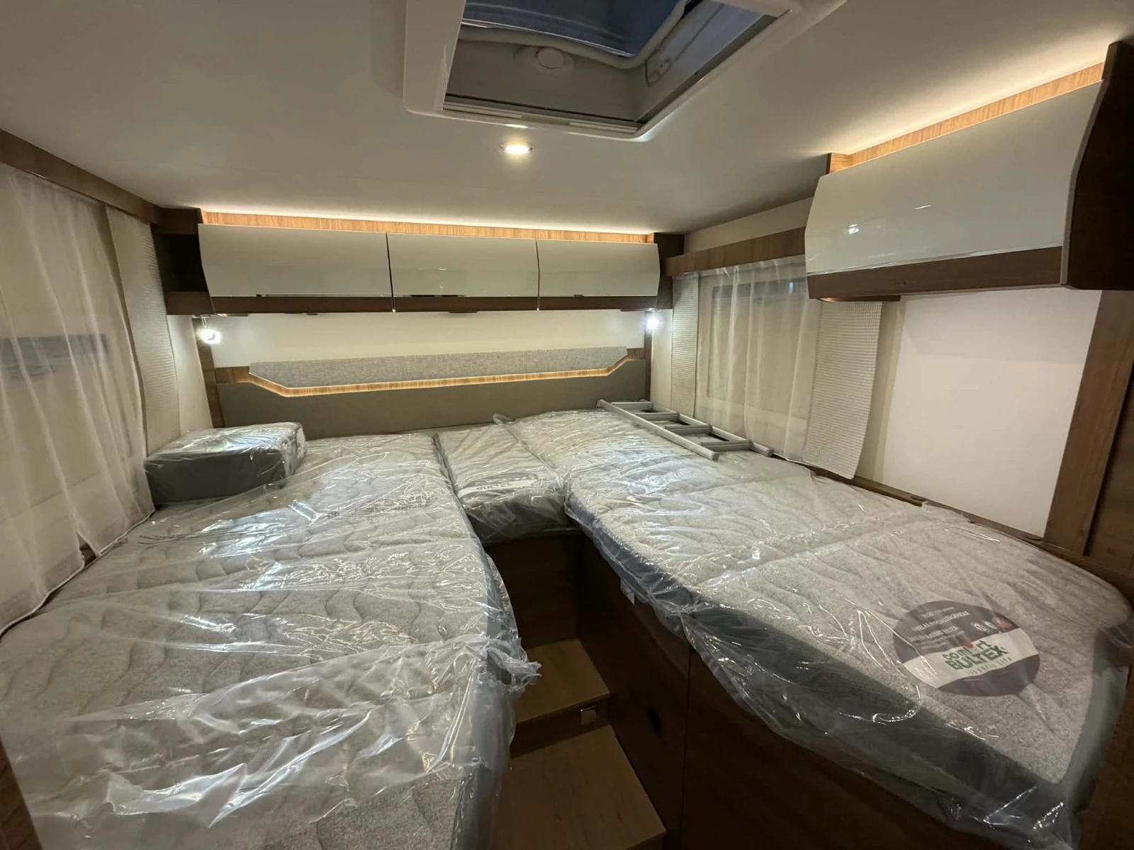 Кемпер Rapido 180к.с. АТ8 2026 FULL ТЕГЛИЧ 65Years лимитиран, снимка 9 - Каравани и кемпери - 53725936