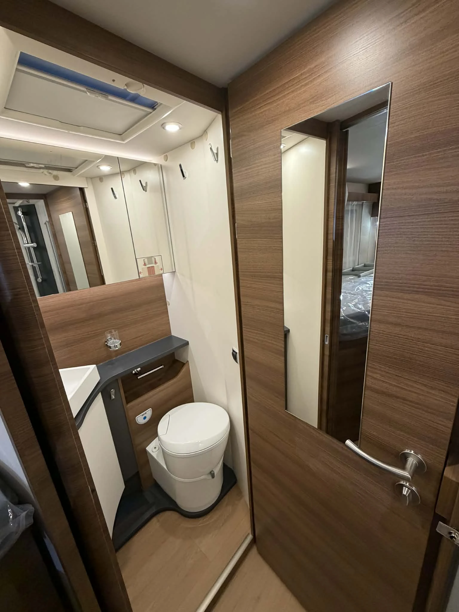 Кемпер Rapido 180к.с. АТ8 2026 FULL ТЕГЛИЧ 65Years лимитиран, снимка 10 - Каравани и кемпери - 53725936