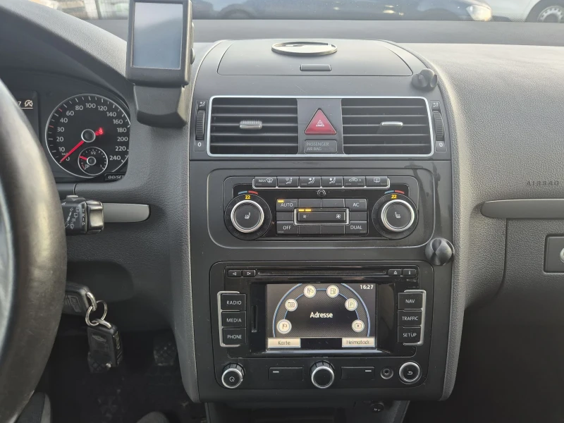 VW Touran 1.6TDI* TOP* HIGHLINE* , снимка 15 - Автомобили и джипове - 51823189