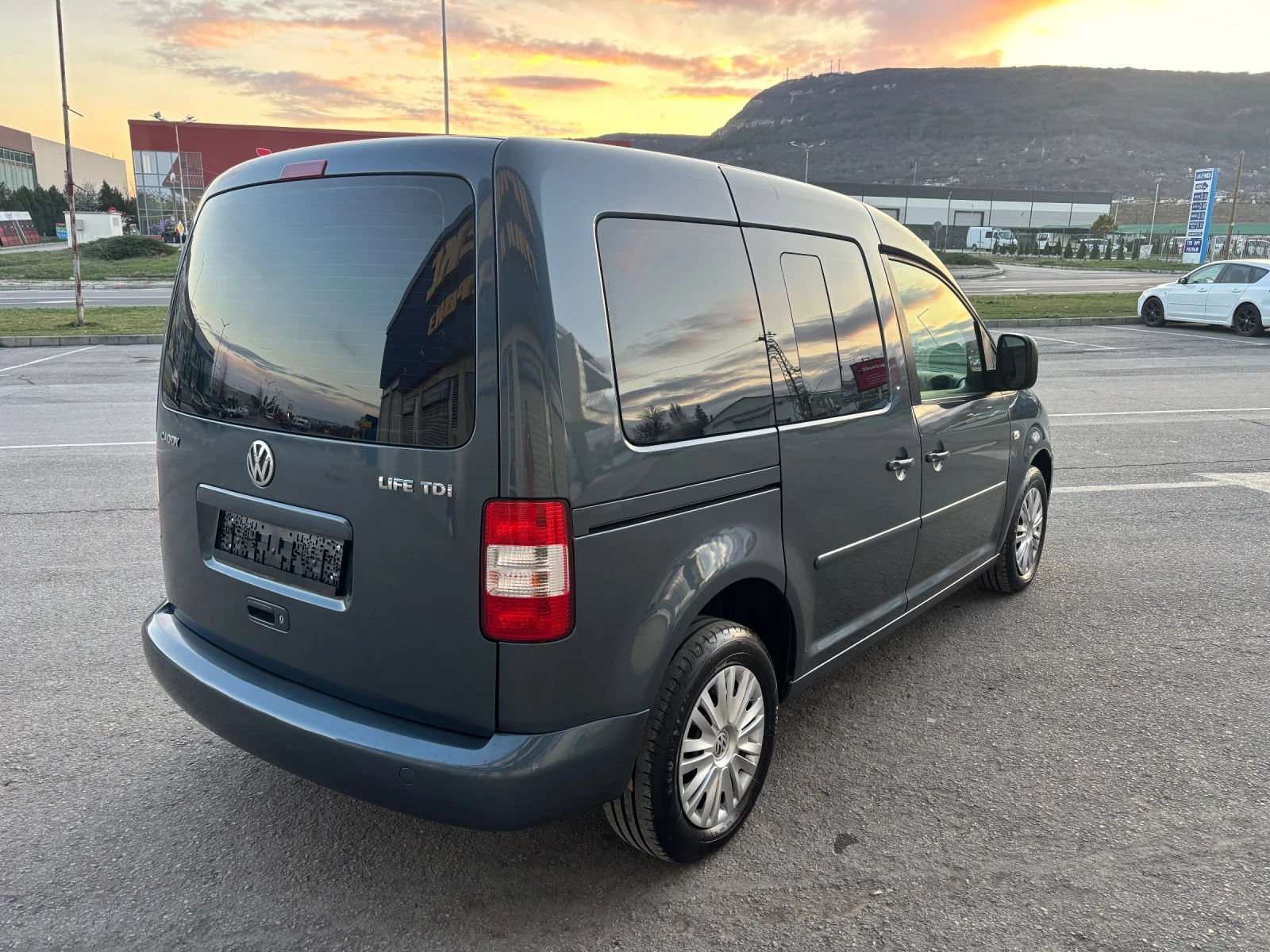 VW Caddy 1.9TDI  LIFE  7 места - изображение 4