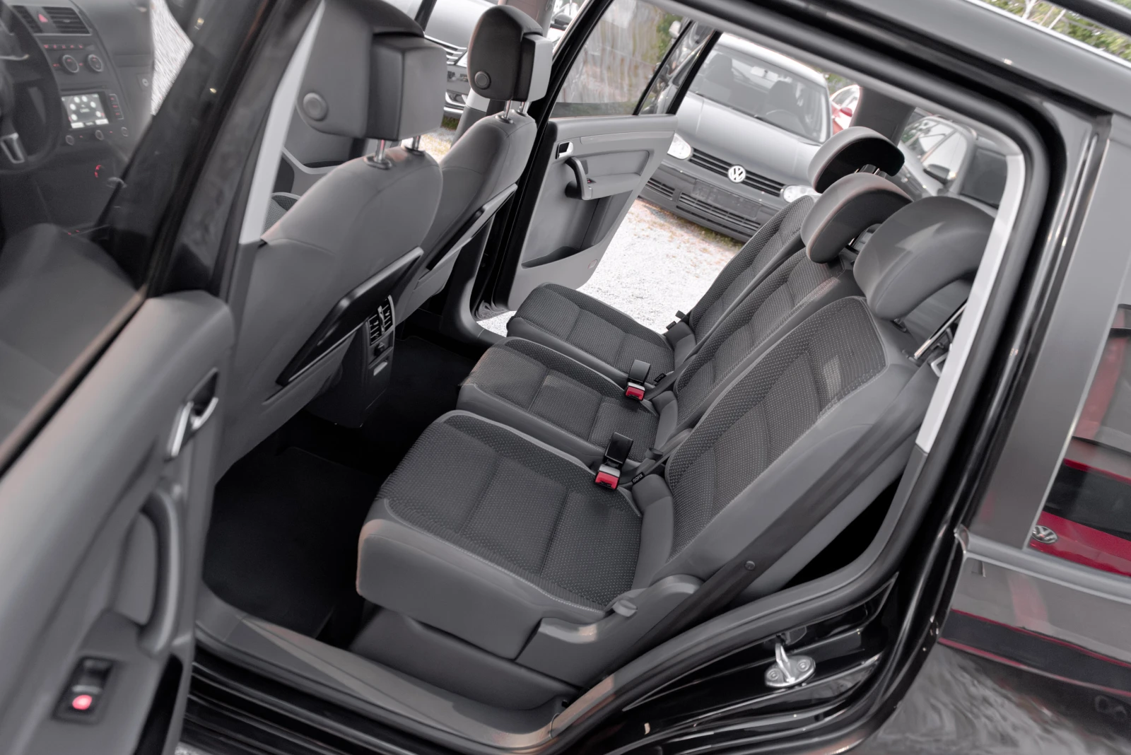 VW Touran 2.0tdi 140ks 2013g 6sk, снимка 10 - Автомобили и джипове - 54703208