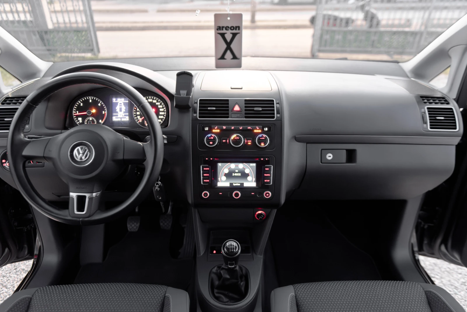 VW Touran 2.0tdi 140ks 2013g 6sk, снимка 13 - Автомобили и джипове - 54703208
