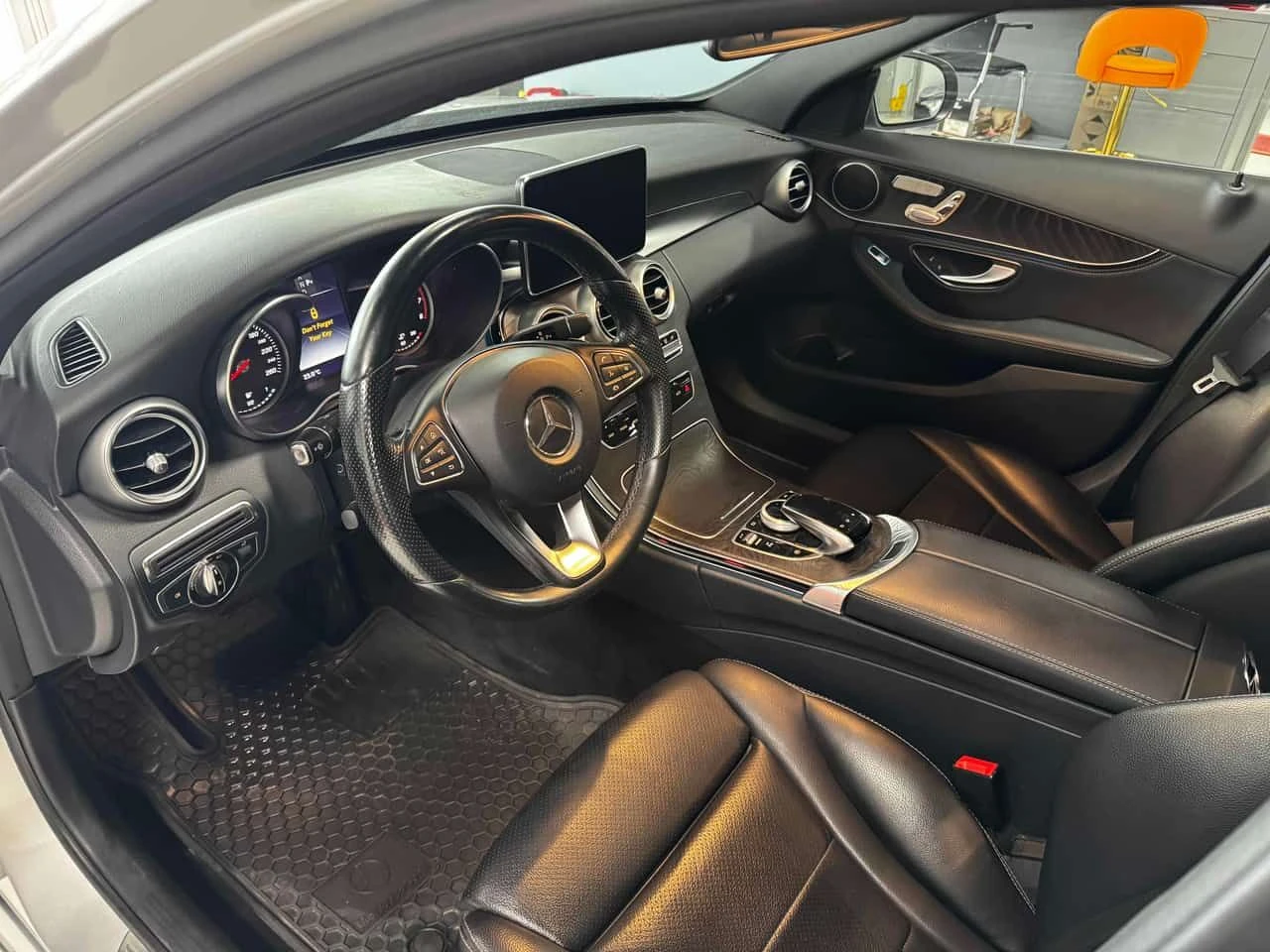 Mercedes-Benz C 300 4MATIC * AMG PACK* ПОДГРЕВ* ПАНОРАМА* КАМЕРА*  , снимка 7 - Автомобили и джипове - 55004253