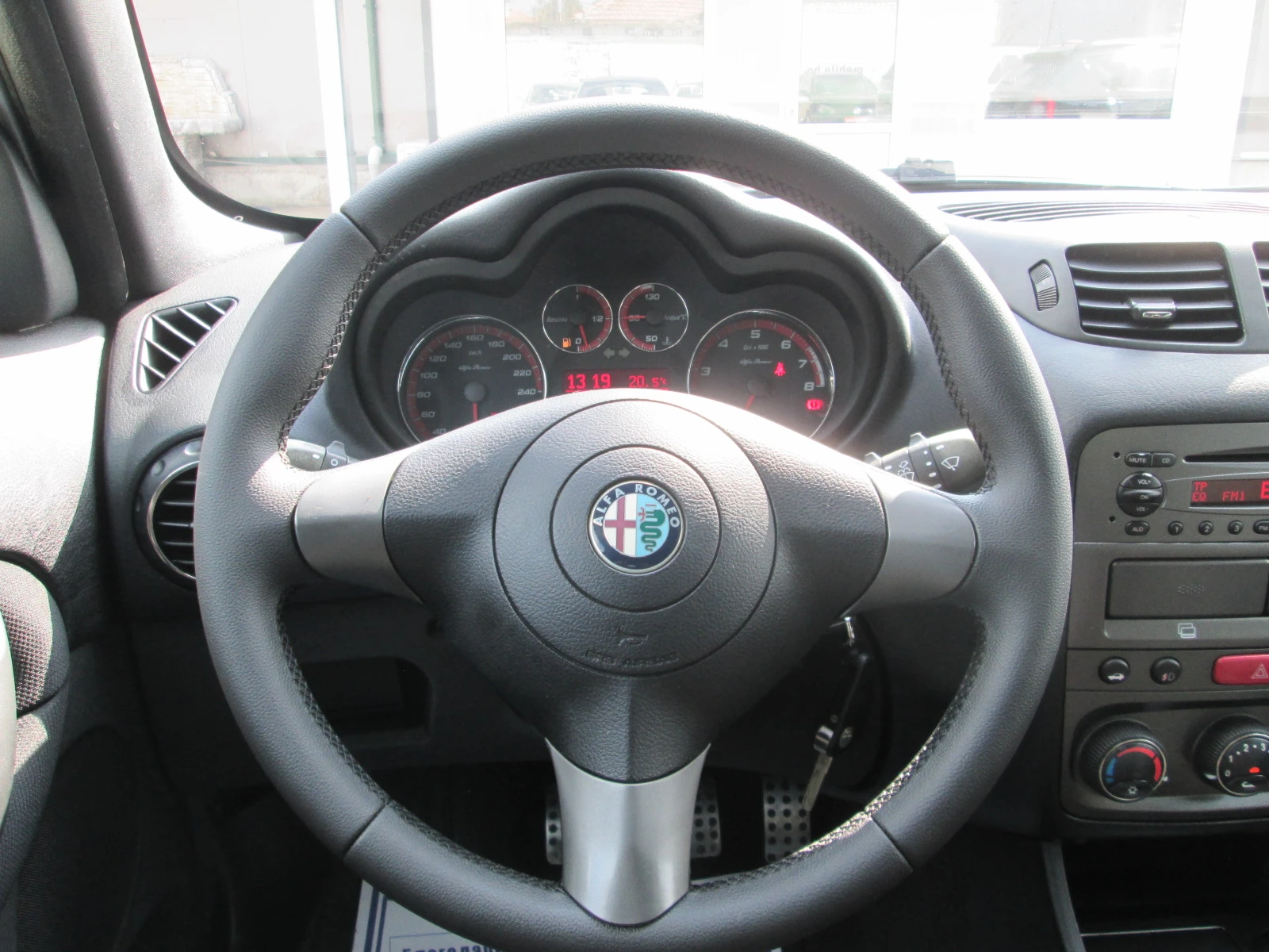 Alfa Romeo 147 1.6I 105kc.КЛИМАТИК-СЕРВИЗНА ИСТОРИЯ, снимка 12 - Автомобили и джипове - 55732763