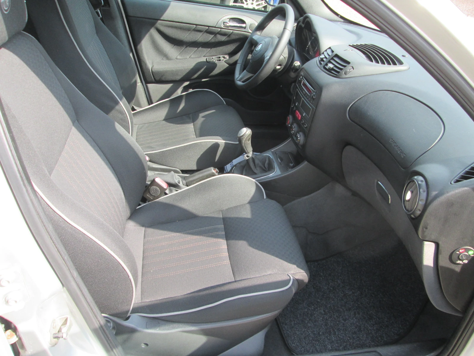 Alfa Romeo 147 1.6I 105kc.КЛИМАТИК-СЕРВИЗНА ИСТОРИЯ, снимка 15 - Автомобили и джипове - 55732763