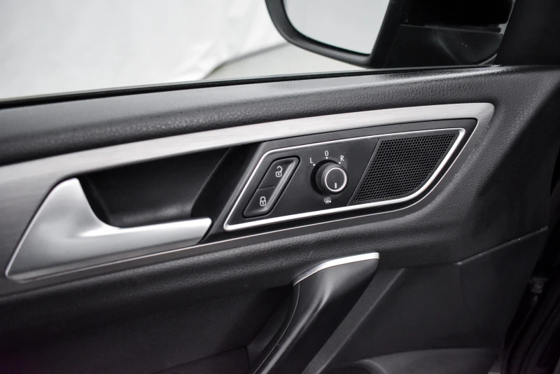 VW Sportsvan Дистроник, снимка 9 - Автомобили и джипове - 49565904