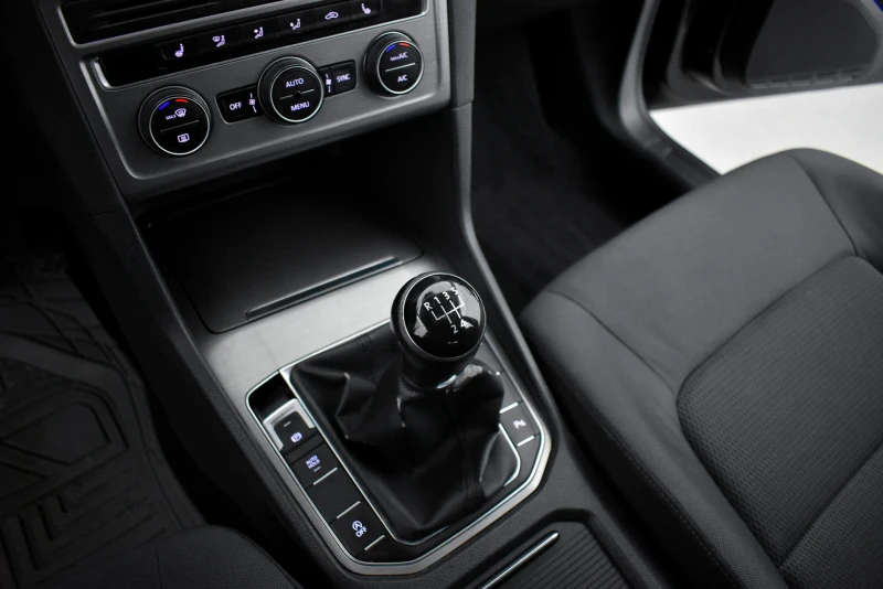 VW Sportsvan Дистроник, снимка 17 - Автомобили и джипове - 49565904