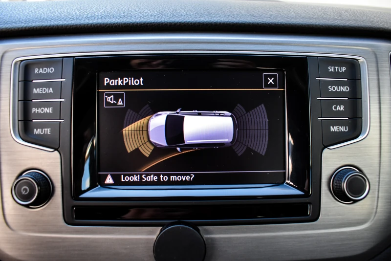 VW Sportsvan Дистроник, снимка 16 - Автомобили и джипове - 49565904