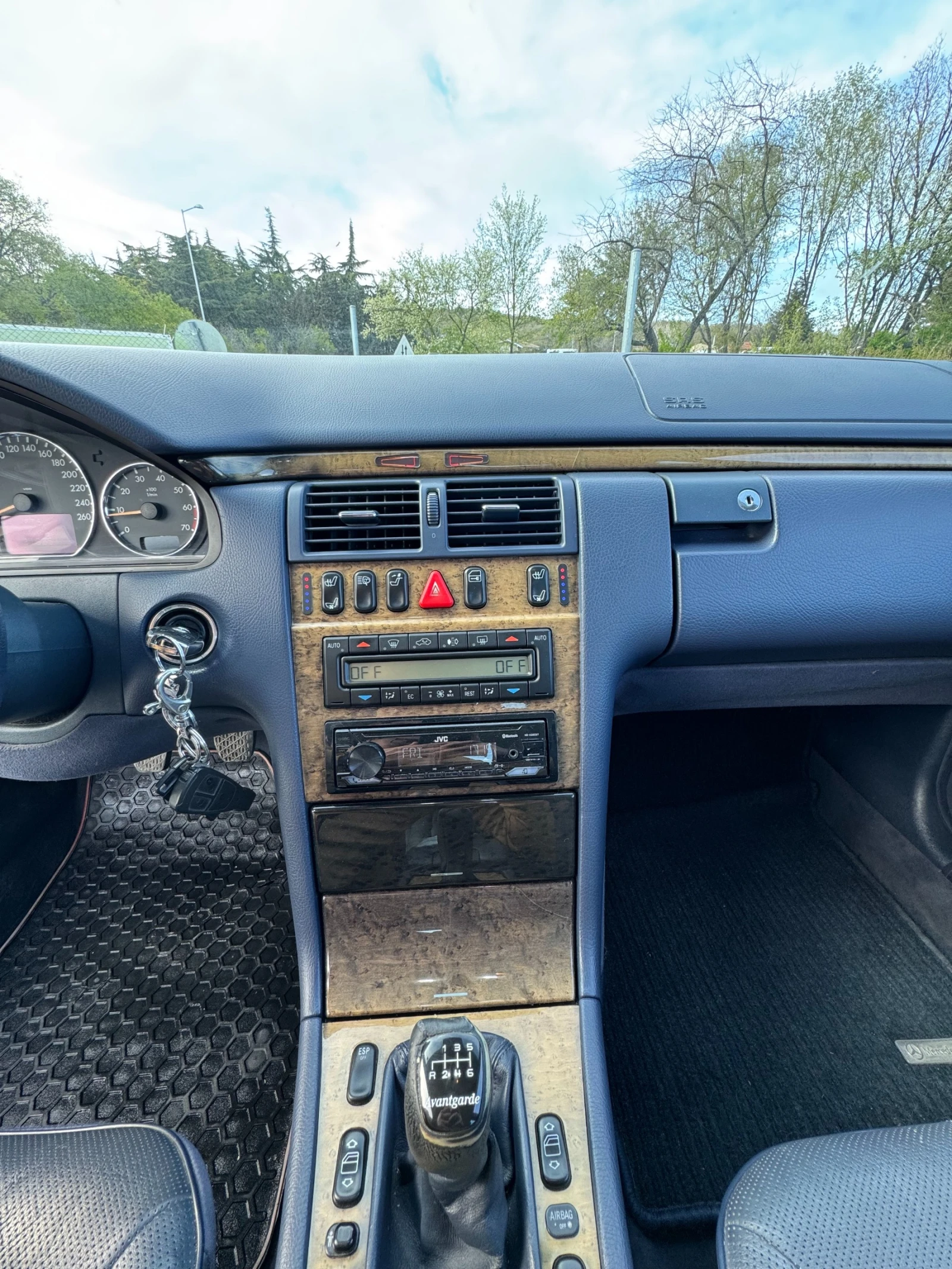 Mercedes-Benz E 200  - изображение 7