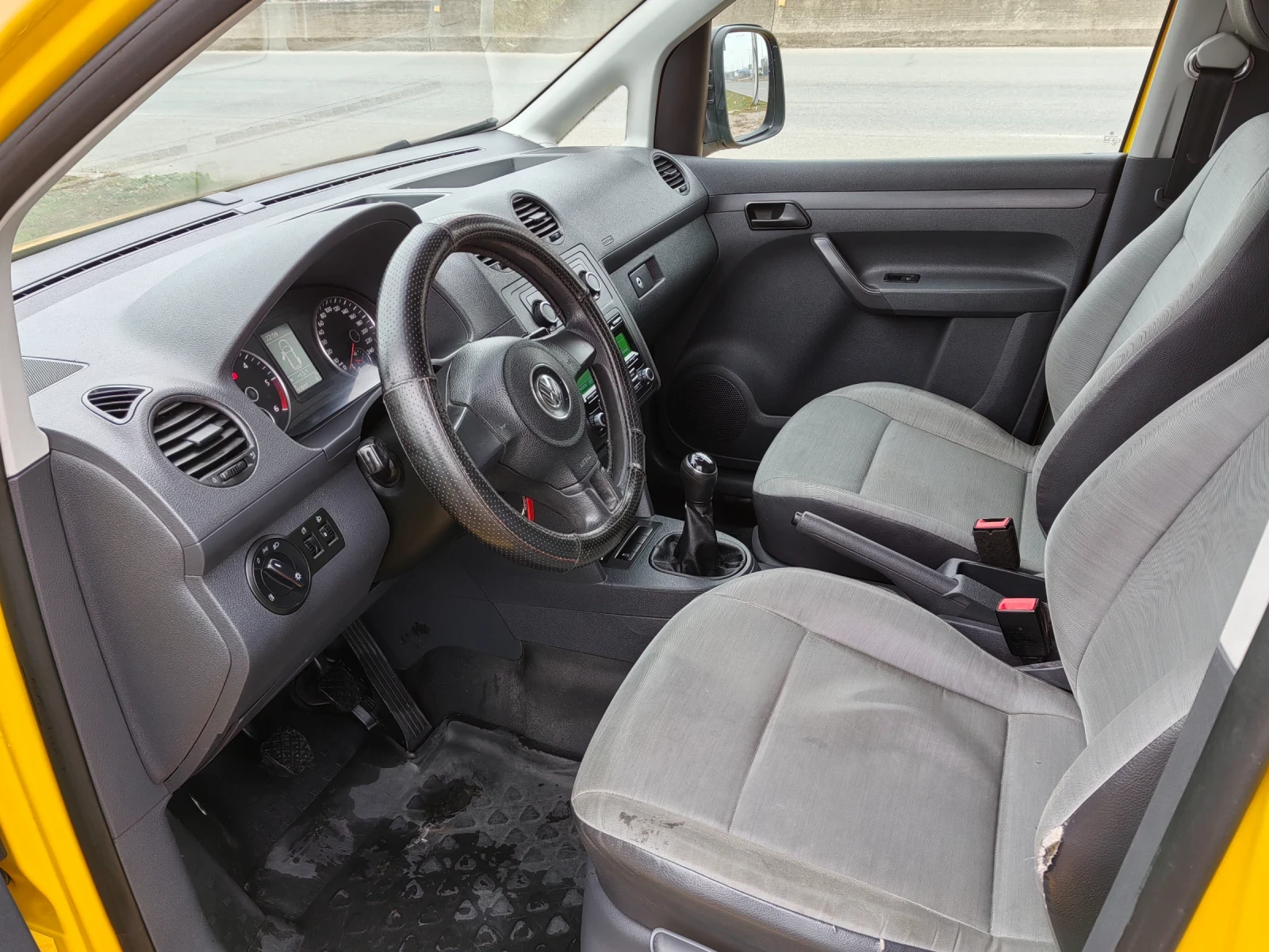 VW Caddy 1.6tdi  maxi - изображение 9