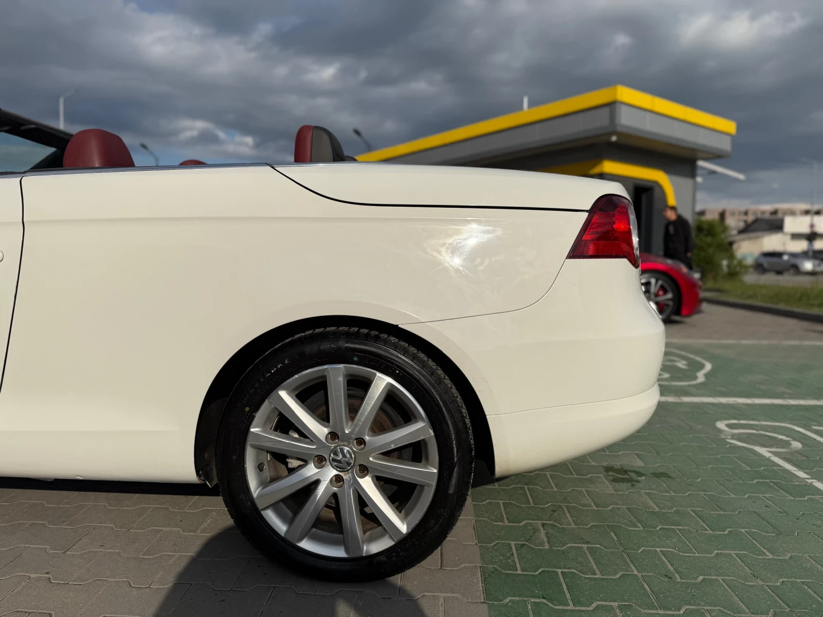 VW Eos 2.0TDI Панорама / Червена Кожа / Ел.Таван - изображение 10