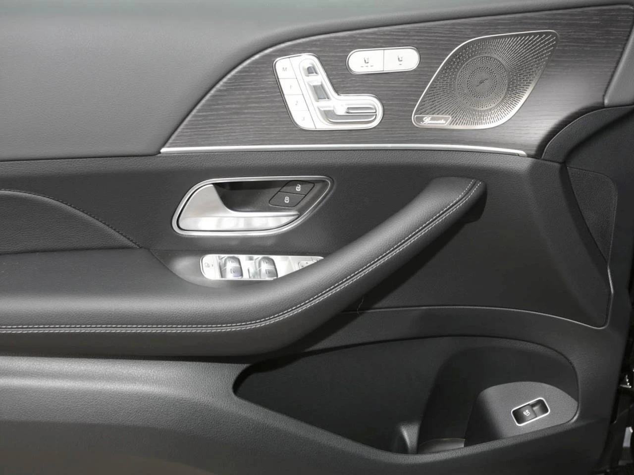 Mercedes-Benz GLE 450 d 4-MATIC AMG-LINE PANO BURMESTER NIGHT 7-МЕСТЕН - изображение 8