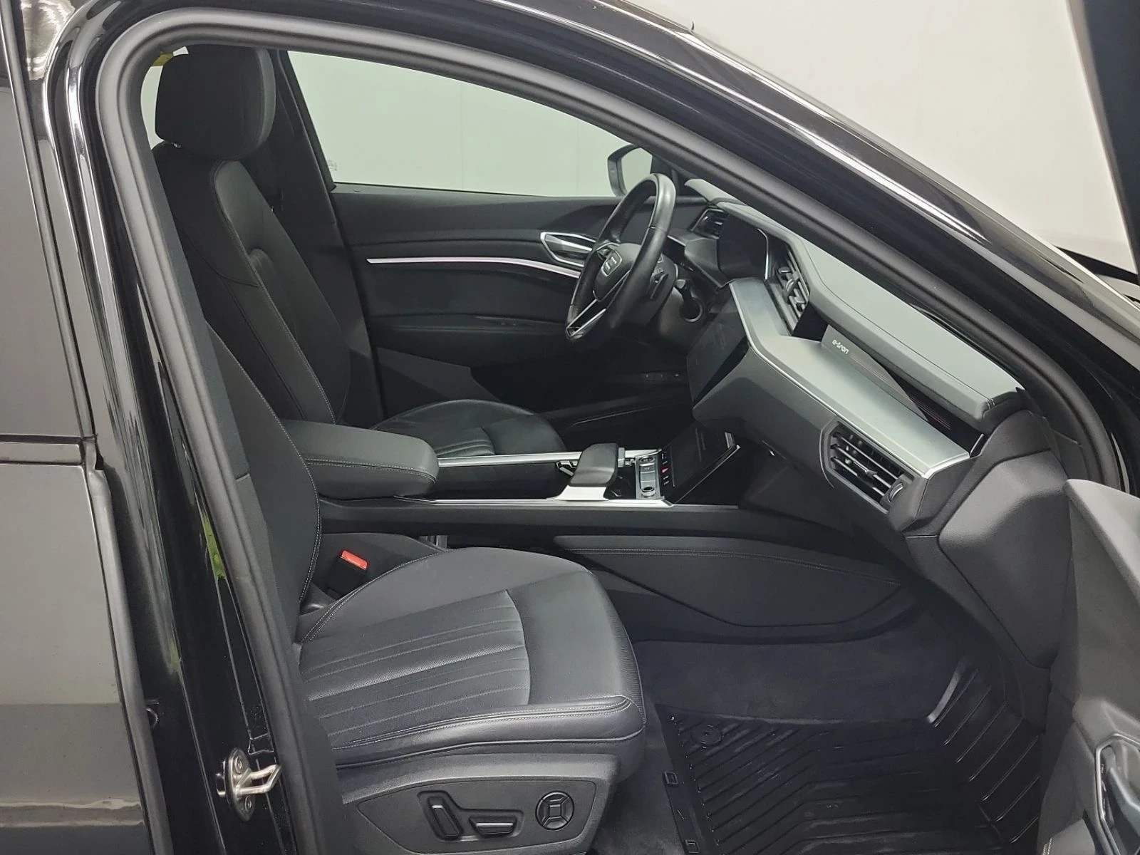 Audi E-Tron Technik* S-line* Подгрев* Обдух* Пано* Камера, снимка 15 - Автомобили и джипове - 54073209