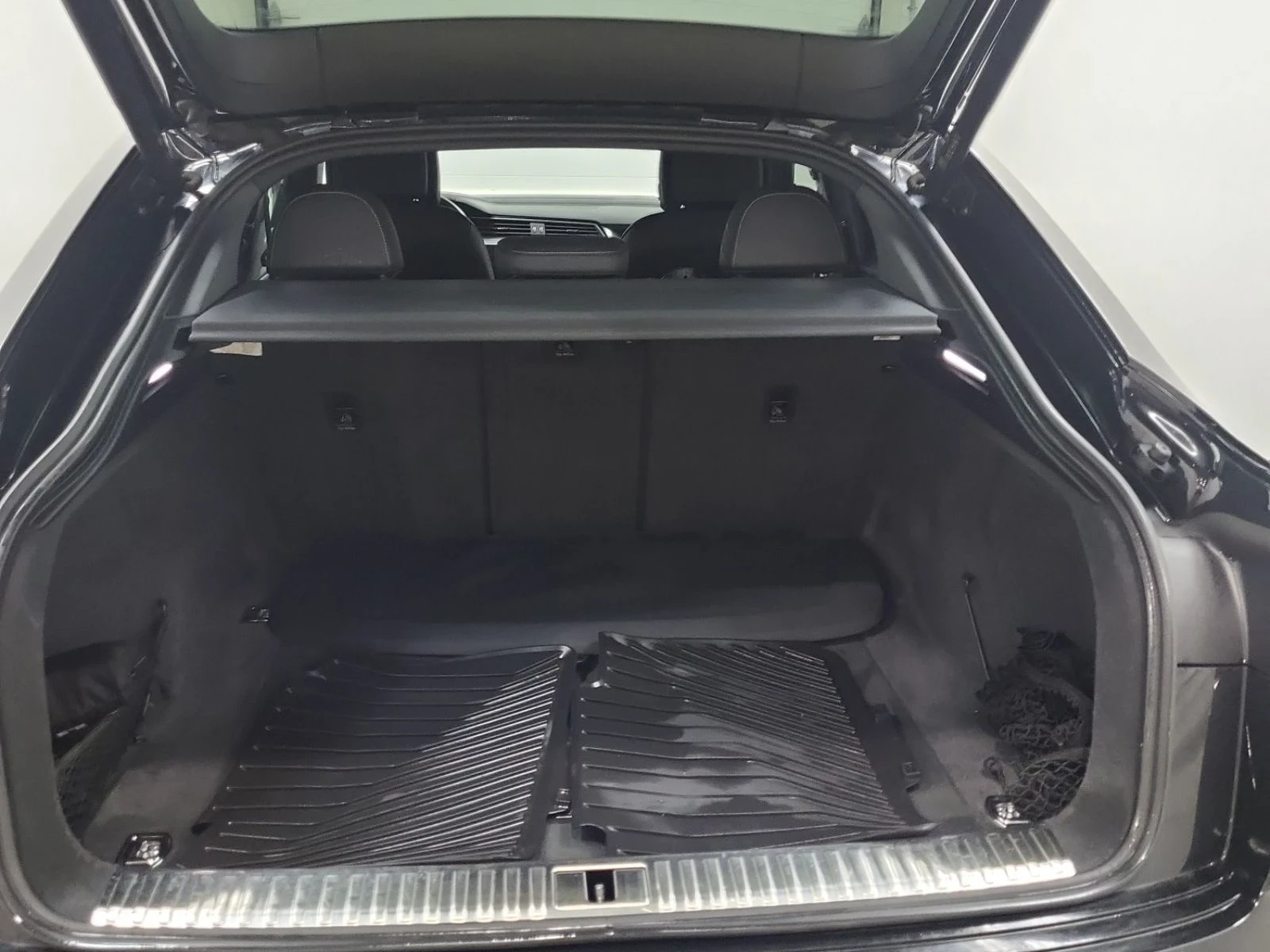 Audi E-Tron Technik* S-line* Подгрев* Обдух* Пано* Камера, снимка 13 - Автомобили и джипове - 54073209