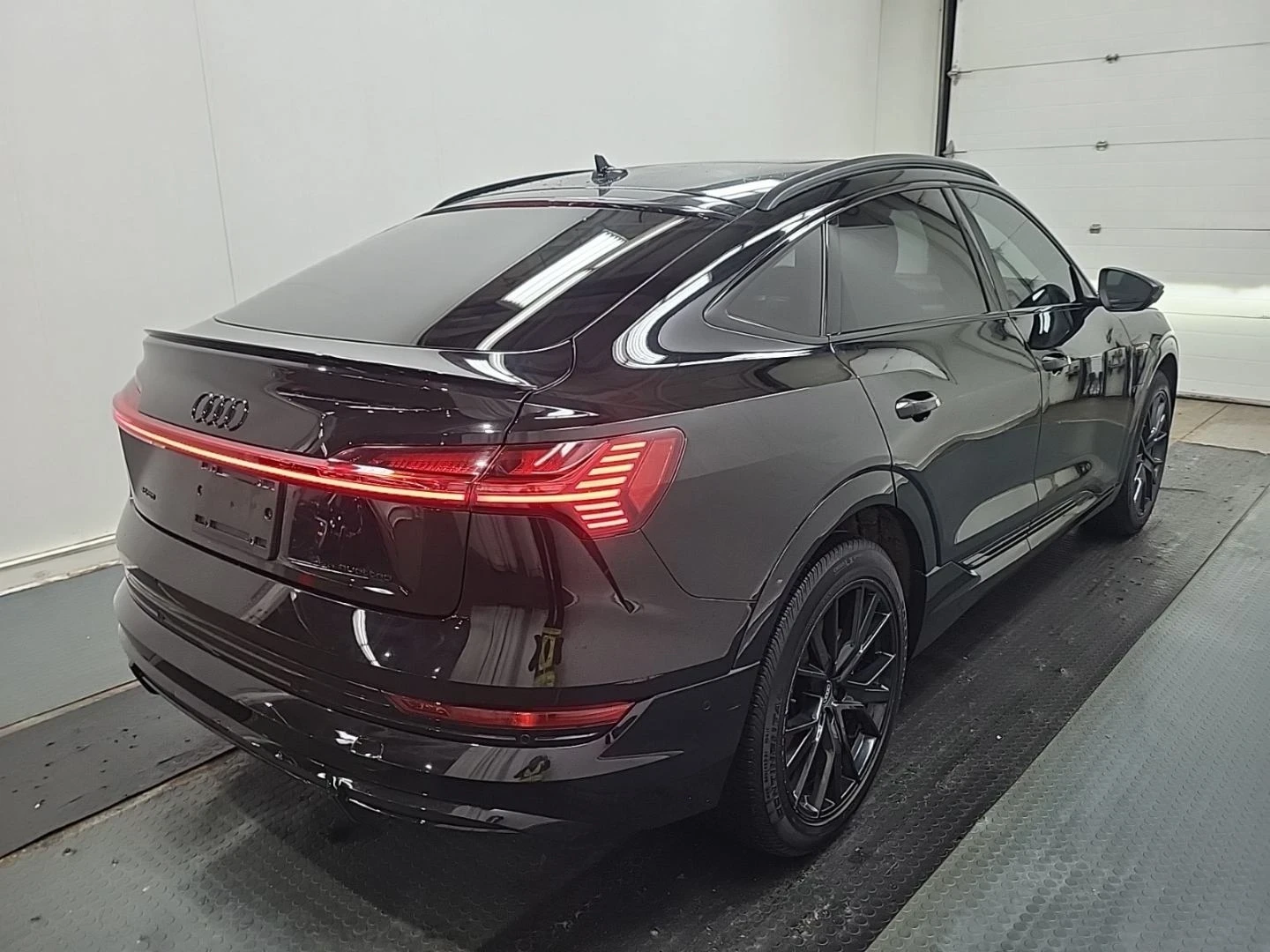 Audi E-Tron Technik* S-line* Подгрев* Обдух* Пано* Камера, снимка 4 - Автомобили и джипове - 54073209