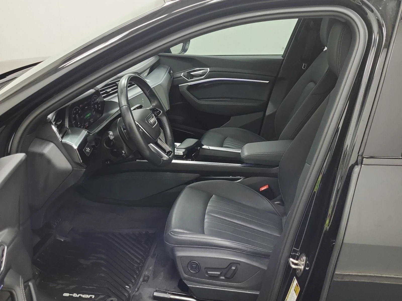 Audi E-Tron Technik* S-line* Подгрев* Обдух* Пано* Камера, снимка 7 - Автомобили и джипове - 54073209