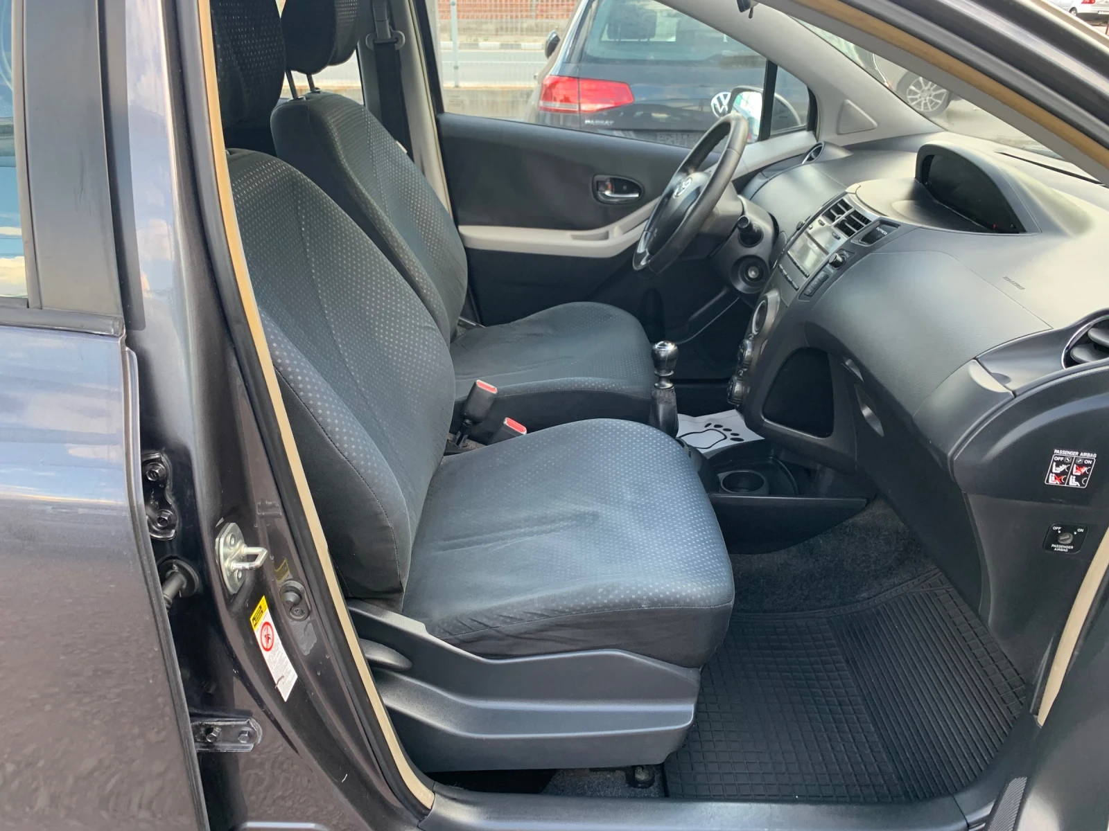 Toyota Yaris 1.4d Face 6 скорости, снимка 15 - Автомобили и джипове - 55418556